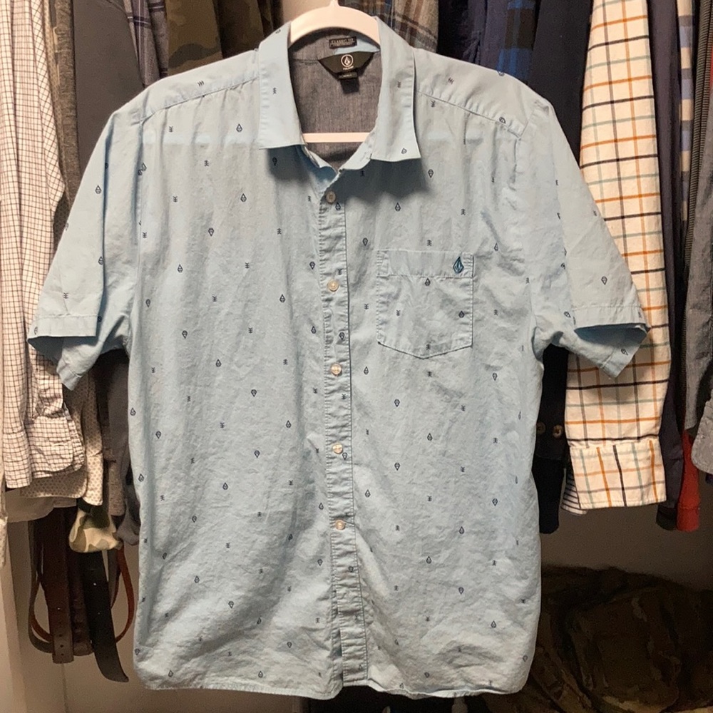 Volcom light blue men’s short sleeve button up.